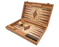 Luksuriøst backgammon-sæt i oliventræsburl fra Manopoulos med luksuriøse terningebægre i træ