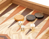 Luksuriøst backgammon-sæt i oliventræsburl fra Manopoulos med luksuriøse terningebægre i træ